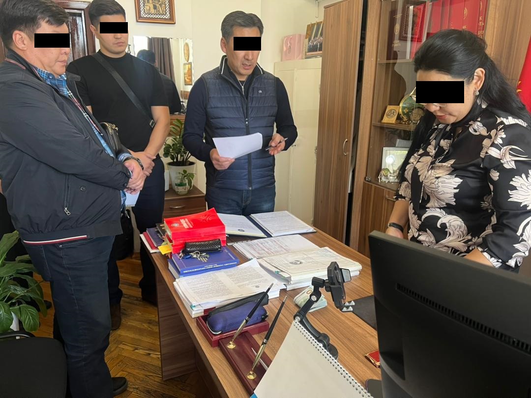 УКМК: Бишкек шаардык сотунун судьясы кармалды