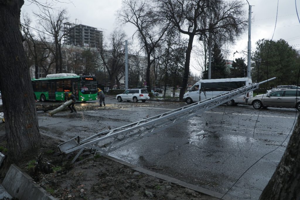 Катуу шамал Бишкек менен Чүйдөгү 154 объектке зыянын тийгизип, 10 адам жабыркаган