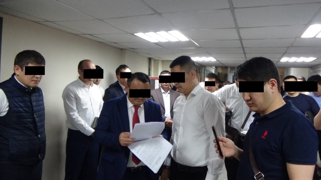 Бишкекте 5 салык кызматкери пара алуу фактысы менен кармалды