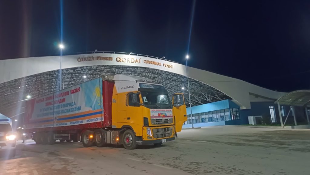 Кыргызстандын атынан Казакстанга 300 тонна гумжардам жөнөтүлдү