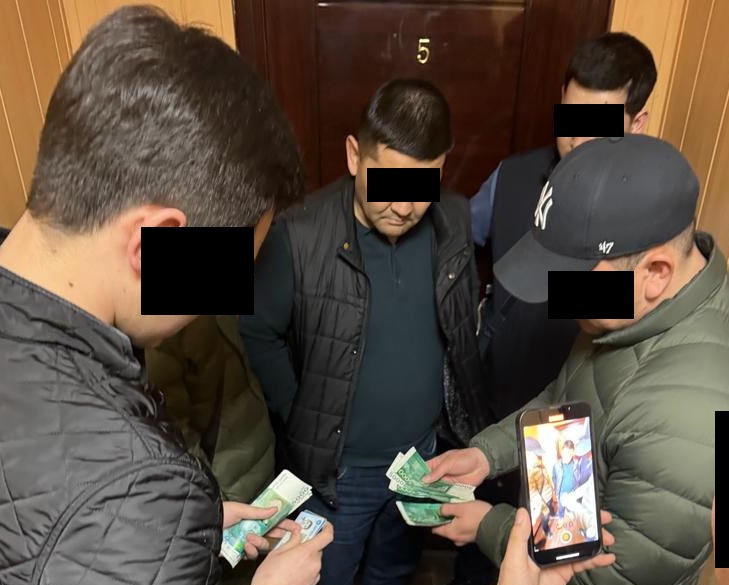 Бишкек ШИИБдин 4 кызматкери пара талап кылуу фактысы менен камалды