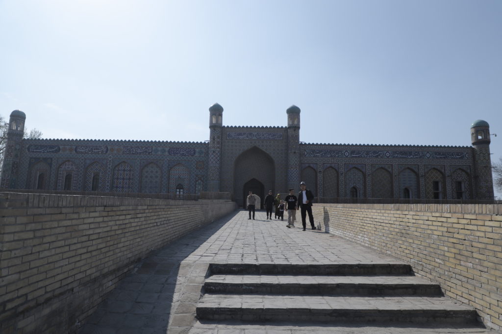 Өзбекстанга сапар: Кудаярхандын ордосу, туристтерге койнун ачкан Паркент