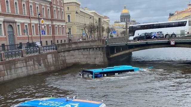 Орусия: Санкт-Петербургдагы автобус кырсыганан 7 адам каза тапты