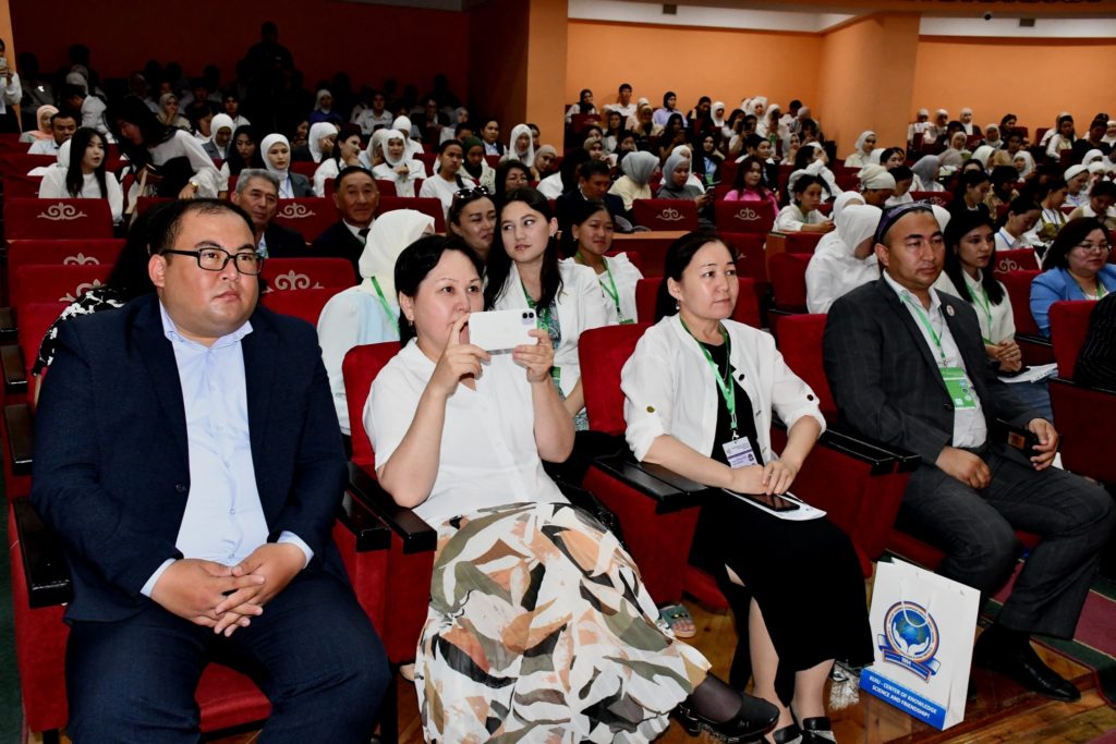 Кыргыз-Өзбек эл аралык университетиндеги конференцияга 5 өлкөнүн жаш илимпоздору чогулду
