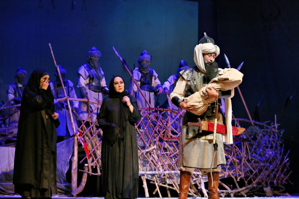 Кыргыз улуттук академиялык драма театрынын артисттери Ошто “Төлгө” спектаклин тартуулашты