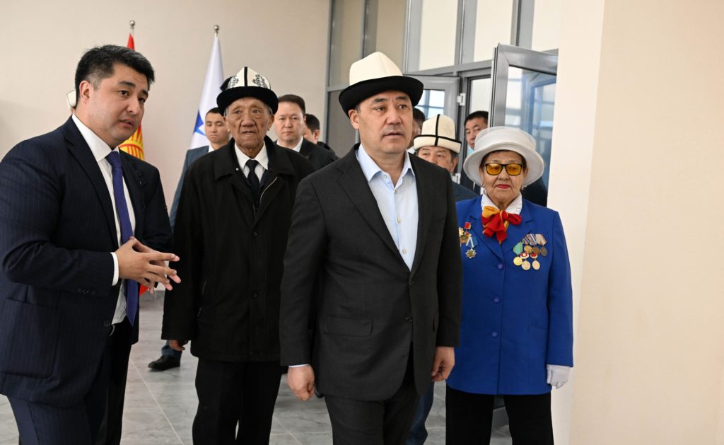 Президент Садыр Жапаров оңдоп-түзөөдөн өткөн "Талас" аэропортун ачты