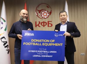 «JOMA» компаниясы Баткендеги балдарга спорттук кийимдерди тапшырды